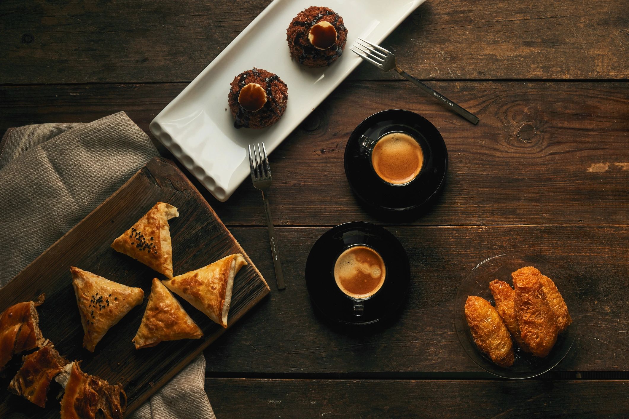 Café espresso con postres y panadería