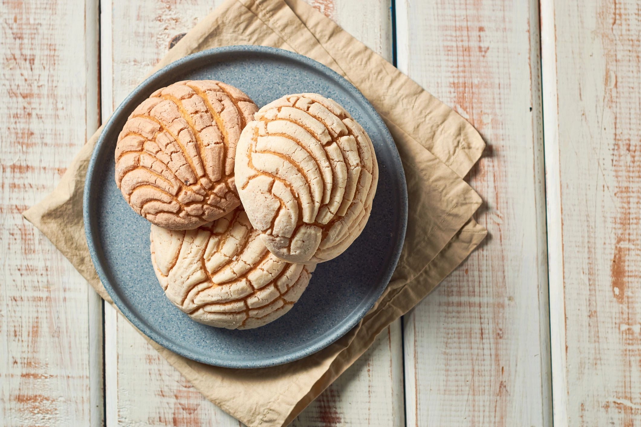 Conchas artesanales recién horneadas en mesa