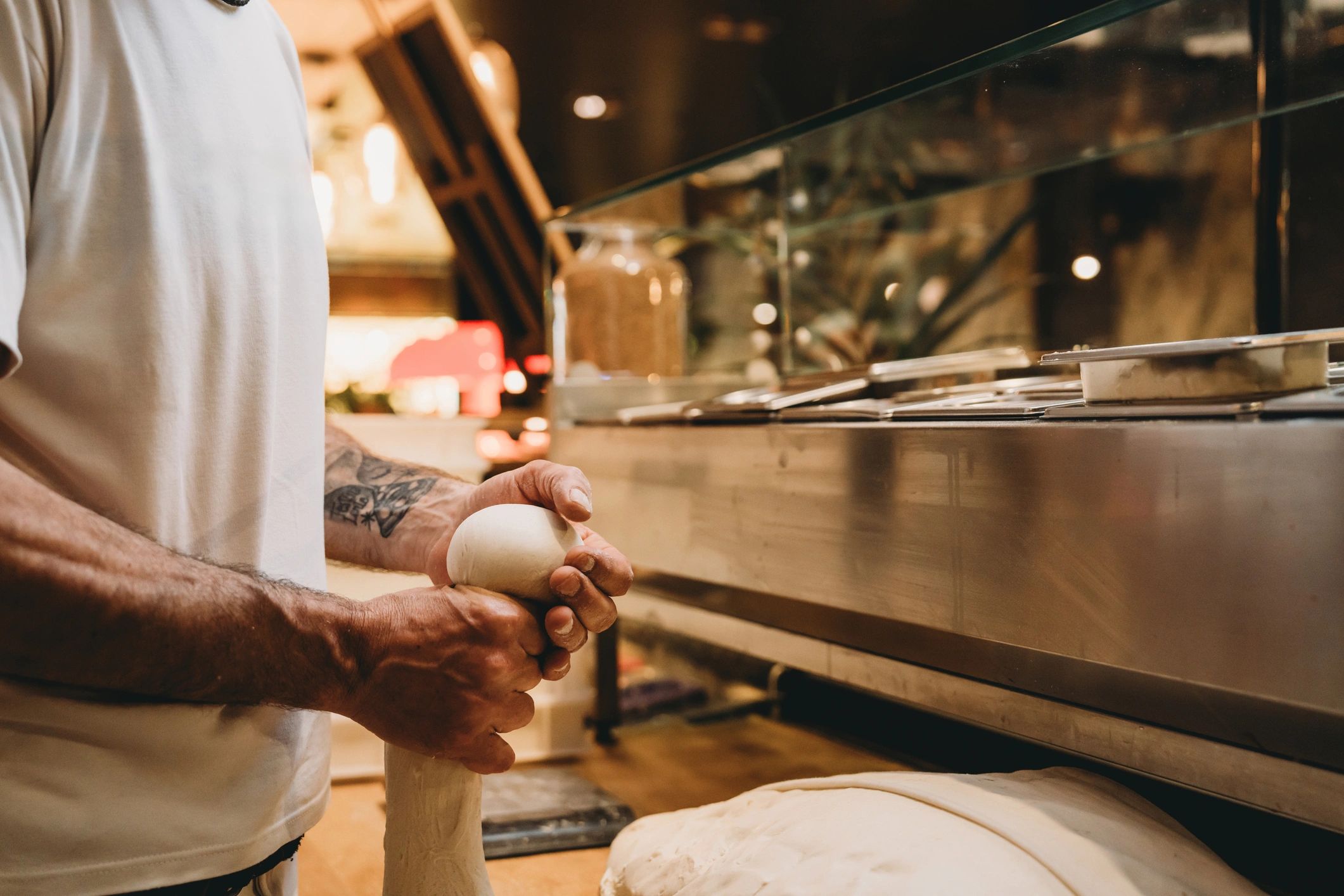 Panadero trabajando la masa en una panadería