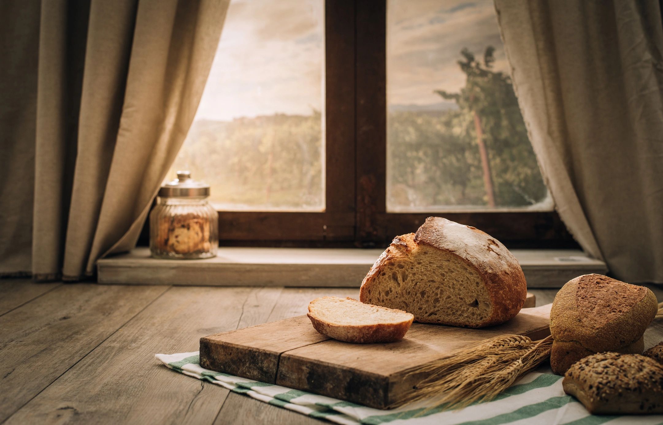 Pan sobre tabla junto a ventana